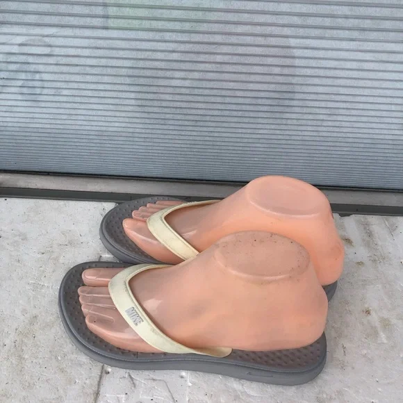 Nike Womens Cream and Gray Flip Flops sandals Size W6 - Picture 9 of 14
